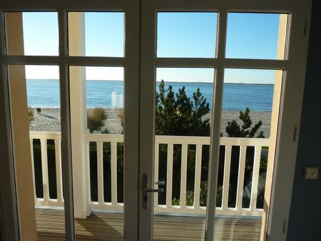 A VENDRE PLEIN CENTRE DU MOULLEAU SUPERBE VILLA VUE MER