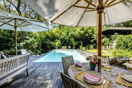 BELLE VILLA AVEC PISCINE ET JARDIN PAYSAGER À VENDRE AU PYLA