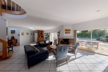 VILLA AUX BEAUX VOLUMES A VENDRE LA TESTE