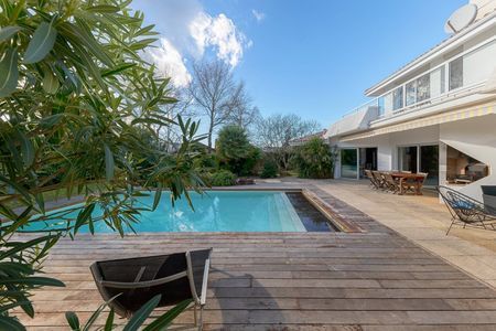 SUPERBE VILLA AVEC PISCINE ET ANNEXES A VENDRE LA TESTE