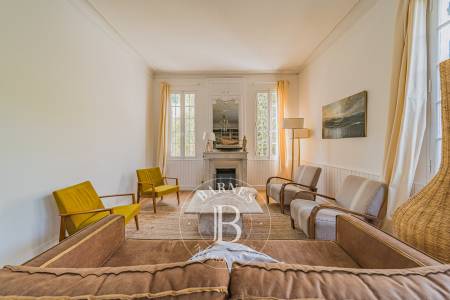 VILLA ARCACHONNAISE RÉNOVÉE À 150 MÈTRES DE LA PLAGE AVEC JARDIN, PISCINE ET DÉPENDANCE