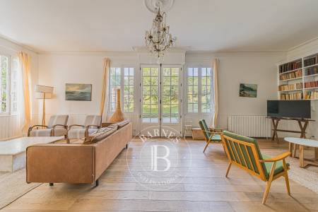 VILLA ARCACHONNAISE RÉNOVÉE À 150 MÈTRES DE LA PLAGE AVEC JARDIN, PISCINE ET DÉPENDANCE