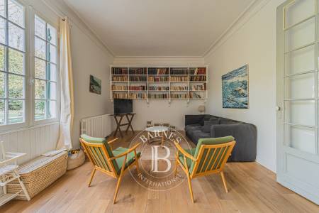 VILLA ARCACHONNAISE RÉNOVÉE À 150 MÈTRES DE LA PLAGE AVEC JARDIN, PISCINE ET DÉPENDANCE