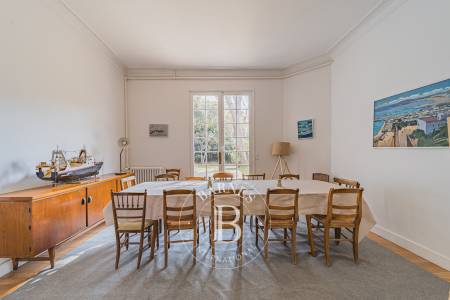 VILLA ARCACHONNAISE RÉNOVÉE À 150 MÈTRES DE LA PLAGE AVEC JARDIN, PISCINE ET DÉPENDANCE