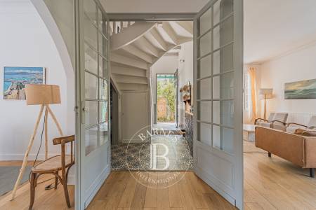 VILLA ARCACHONNAISE RÉNOVÉE À 150 MÈTRES DE LA PLAGE AVEC JARDIN, PISCINE ET DÉPENDANCE
