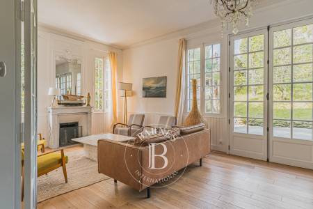 VILLA ARCACHONNAISE RÉNOVÉE À 150 MÈTRES DE LA PLAGE AVEC JARDIN, PISCINE ET DÉPENDANCE