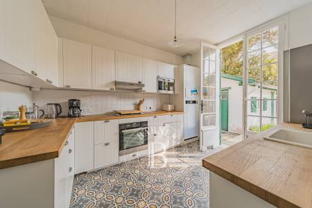 VILLA ARCACHONNAISE RÉNOVÉE À 150 MÈTRES DE LA PLAGE AVEC JARDIN, PISCINE ET DÉPENDANCE