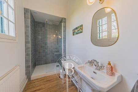 VILLA ARCACHONNAISE RÉNOVÉE À 150 MÈTRES DE LA PLAGE AVEC JARDIN, PISCINE ET DÉPENDANCE