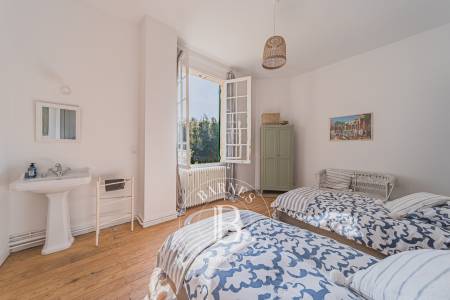 VILLA ARCACHONNAISE RÉNOVÉE À 150 MÈTRES DE LA PLAGE AVEC JARDIN, PISCINE ET DÉPENDANCE