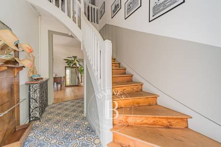 VILLA ARCACHONNAISE RÉNOVÉE À 150 MÈTRES DE LA PLAGE AVEC JARDIN, PISCINE ET DÉPENDANCE