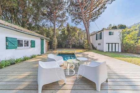 VILLA ARCACHONNAISE RÉNOVÉE À 150 MÈTRES DE LA PLAGE AVEC JARDIN, PISCINE ET DÉPENDANCE