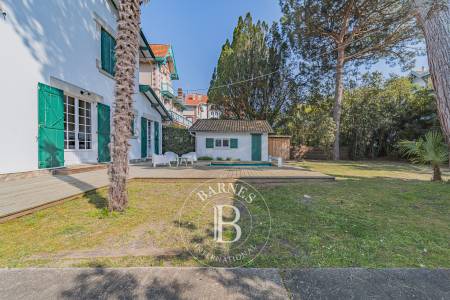 VILLA ARCACHONNAISE RÉNOVÉE À 150 MÈTRES DE LA PLAGE AVEC JARDIN, PISCINE ET DÉPENDANCE