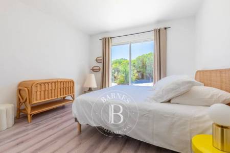 VILLA EN BOIS AVEC PISCINE AU CENTRE DU CAP FERRET