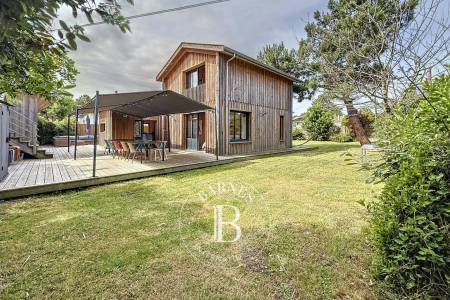VILLA EN BOIS AVEC DÉPENDANCE ET TERRASSE COUVERTE EN PLEIN CENTRE DU CAP FERRET