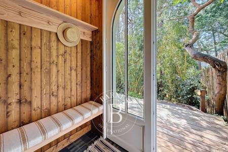 VILLA DE CHARME RENOVÉE PAR UNE ARCHITECTE, AVEC DÉPENDANCE ET GARAGE AU CAP FERRET