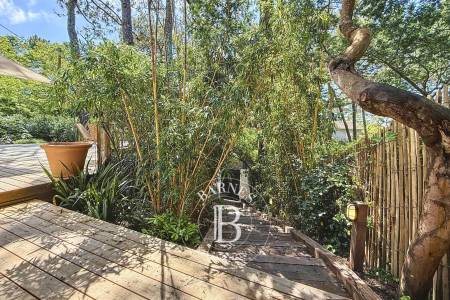 VILLA DE CHARME RENOVÉE PAR UNE ARCHITECTE, AVEC DÉPENDANCE ET GARAGE AU CAP FERRET