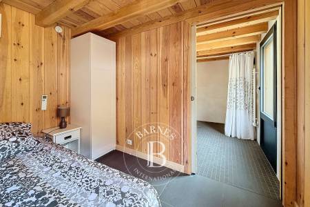 VILLA EN BOIS AVEC DÉPENDANCE ET TERRASSE COUVERTE EN PLEIN CENTRE DU CAP FERRET