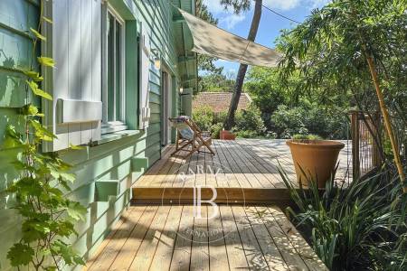 VILLA DE CHARME RENOVÉE PAR UNE ARCHITECTE, AVEC DÉPENDANCE ET GARAGE AU CAP FERRET