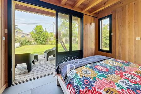 VILLA EN BOIS AVEC DÉPENDANCE ET TERRASSE COUVERTE EN PLEIN CENTRE DU CAP FERRET