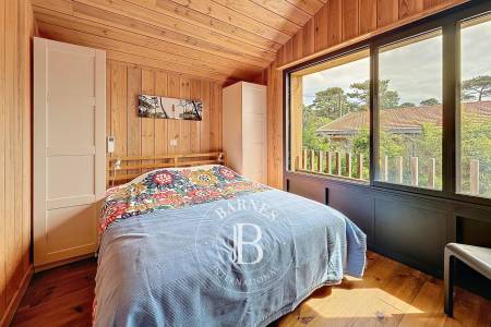 VILLA EN BOIS AVEC DÉPENDANCE ET TERRASSE COUVERTE EN PLEIN CENTRE DU CAP FERRET