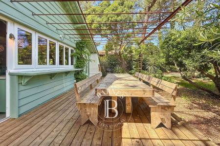 VILLA DE CHARME RENOVÉE PAR UNE ARCHITECTE, AVEC DÉPENDANCE ET GARAGE AU CAP FERRET