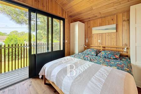 VILLA EN BOIS AVEC DÉPENDANCE ET TERRASSE COUVERTE EN PLEIN CENTRE DU CAP FERRET
