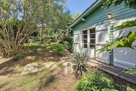 VILLA DE CHARME RENOVÉE PAR UNE ARCHITECTE, AVEC DÉPENDANCE ET GARAGE AU CAP FERRET