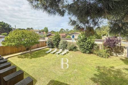 VILLA EN BOIS AVEC DÉPENDANCE ET TERRASSE COUVERTE EN PLEIN CENTRE DU CAP FERRET