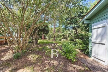 VILLA DE CHARME RENOVÉE PAR UNE ARCHITECTE, AVEC DÉPENDANCE ET GARAGE AU CAP FERRET