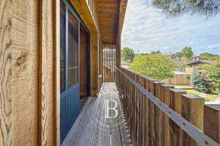 VILLA EN BOIS AVEC DÉPENDANCE ET TERRASSE COUVERTE EN PLEIN CENTRE DU CAP FERRET