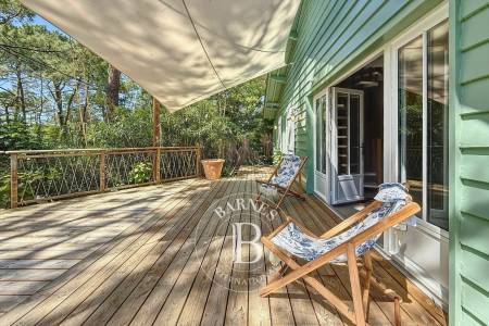 VILLA DE CHARME RENOVÉE PAR UNE ARCHITECTE, AVEC DÉPENDANCE ET GARAGE AU CAP FERRET