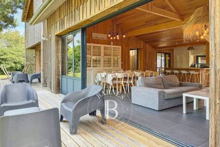 VILLA EN BOIS AVEC DÉPENDANCE ET TERRASSE COUVERTE EN PLEIN CENTRE DU CAP FERRET