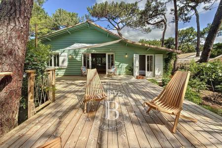 VILLA DE CHARME RENOVÉE PAR UNE ARCHITECTE, AVEC DÉPENDANCE ET GARAGE AU CAP FERRET