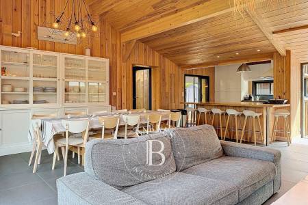 VILLA EN BOIS AVEC DÉPENDANCE ET TERRASSE COUVERTE EN PLEIN CENTRE DU CAP FERRET