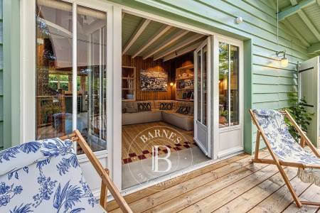 VILLA DE CHARME RENOVÉE PAR UNE ARCHITECTE, AVEC DÉPENDANCE ET GARAGE AU CAP FERRET