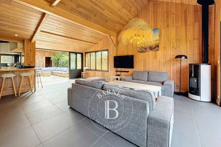 VILLA EN BOIS AVEC DÉPENDANCE ET TERRASSE COUVERTE EN PLEIN CENTRE DU CAP FERRET