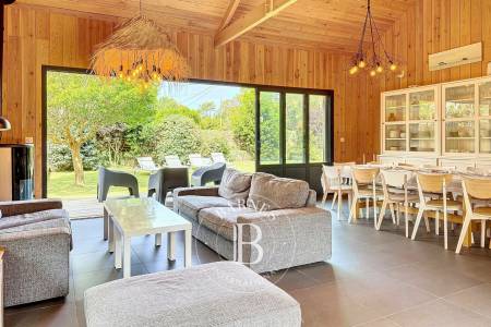 VILLA EN BOIS AVEC DÉPENDANCE ET TERRASSE COUVERTE EN PLEIN CENTRE DU CAP FERRET