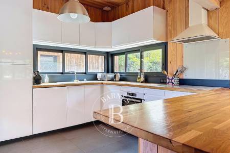 VILLA EN BOIS AVEC DÉPENDANCE ET TERRASSE COUVERTE EN PLEIN CENTRE DU CAP FERRET