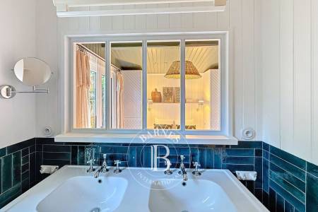 VILLA DE CHARME RENOVÉE PAR UNE ARCHITECTE, AVEC DÉPENDANCE ET GARAGE AU CAP FERRET