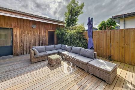 VILLA EN BOIS AVEC DÉPENDANCE ET TERRASSE COUVERTE EN PLEIN CENTRE DU CAP FERRET