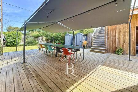VILLA EN BOIS AVEC DÉPENDANCE ET TERRASSE COUVERTE EN PLEIN CENTRE DU CAP FERRET