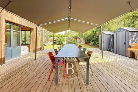 VILLA EN BOIS AVEC DÉPENDANCE ET TERRASSE COUVERTE EN PLEIN CENTRE DU CAP FERRET