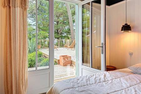 VILLA DE CHARME RENOVÉE PAR UNE ARCHITECTE, AVEC DÉPENDANCE ET GARAGE AU CAP FERRET