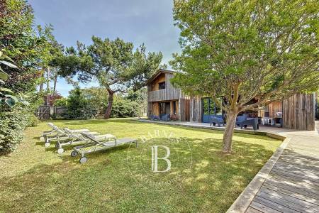 VILLA EN BOIS AVEC DÉPENDANCE ET TERRASSE COUVERTE EN PLEIN CENTRE DU CAP FERRET
