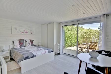BELLE MAISON DE PLAIN PIED AVEC STUDIO D'INVITÉS ET PISCINE À VENDRE SUR LA TESTE BASSIN ARCACHON