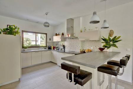 VILLA DE PLAIN PIED AVEC BELLE CUISINE ÉQUIPÉE À VENDRE LA TESTE