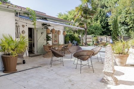 VILLA AVEC STUDIO INDÉPENDANT À VENDRE MOULLEAU CENTRE