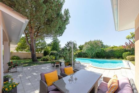 A VENDRE LA TESTE VILLA AVEC JARDIN DE 1000 m2 et piscine