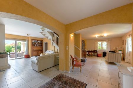 a vendre la teste villa en parfait état avec vaste séjour