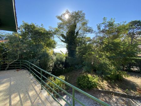 A VENDRE VILLAGE DE L'HERBE GRANDE VILLA À RÉNOVER AVEC APERCUS SUR LE BASSIN D'ARCACHON